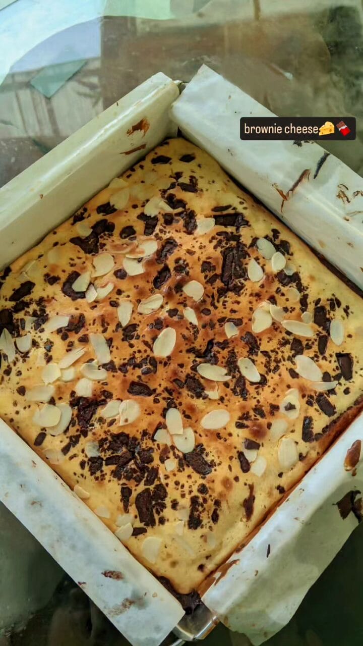 Siapa yang bisa tahan godaan brownies cheese ini? 🍫🧀 Lembut, fudgy, dengan topping keju yang melimpah, siap menemani momen manismu! Pesan sekarang dan rasakan sensasi lezatnya! 😋