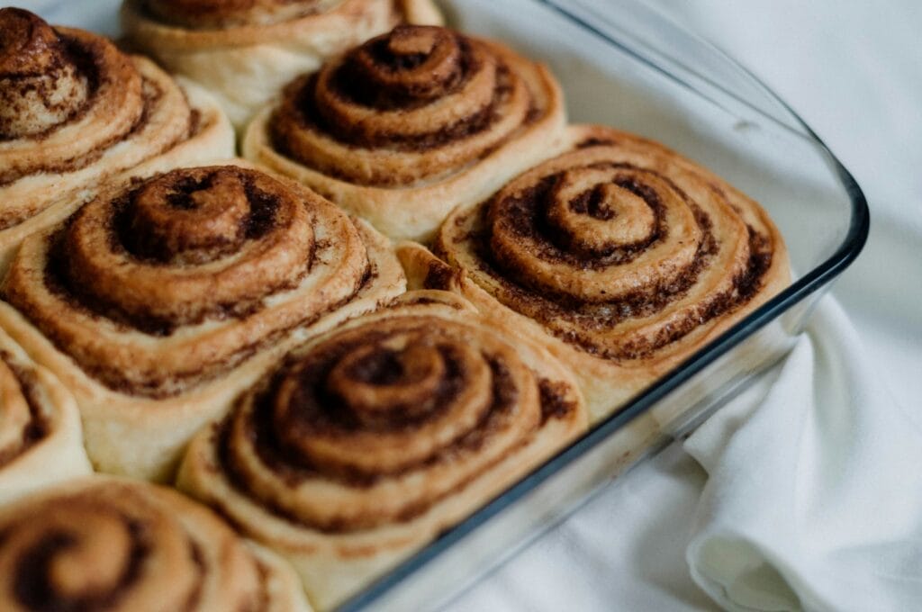 Ngopi di sore hari jadi lebih spesial dengan camilan manis yang menggugah selera. Salah satu pilihan yang wajib dicoba adalah pastry homemade dari Bakelova!