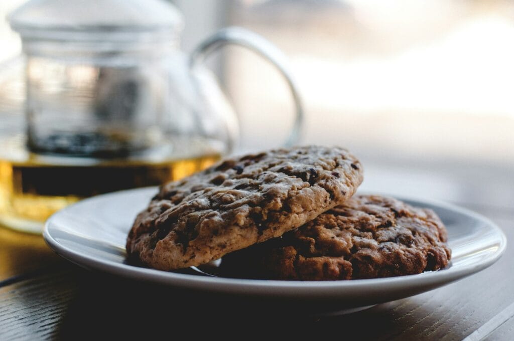 Renyah di luar, lumer di dalam, dengan cokelat chip melimpah di setiap gigitan! 🍪✨ Cookies choco chip dari Bakelova siap jadi teman manismu. Yuk, pesan sekarang!